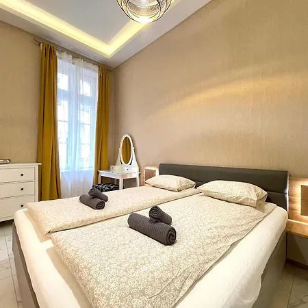 Apartment 布达城堡链子桥公寓民宿 *